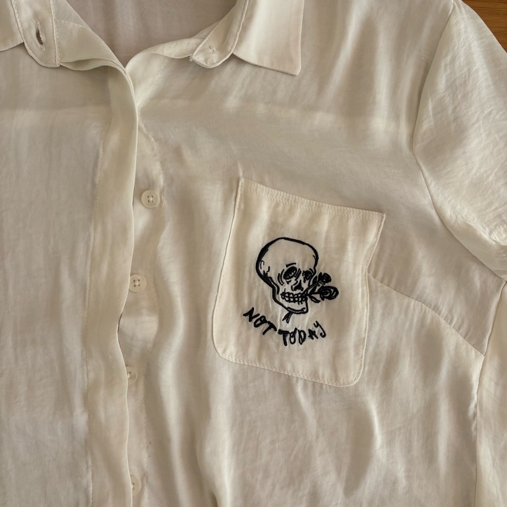 Satin goth skull print cropped button down shirt - Picture 2 of 3